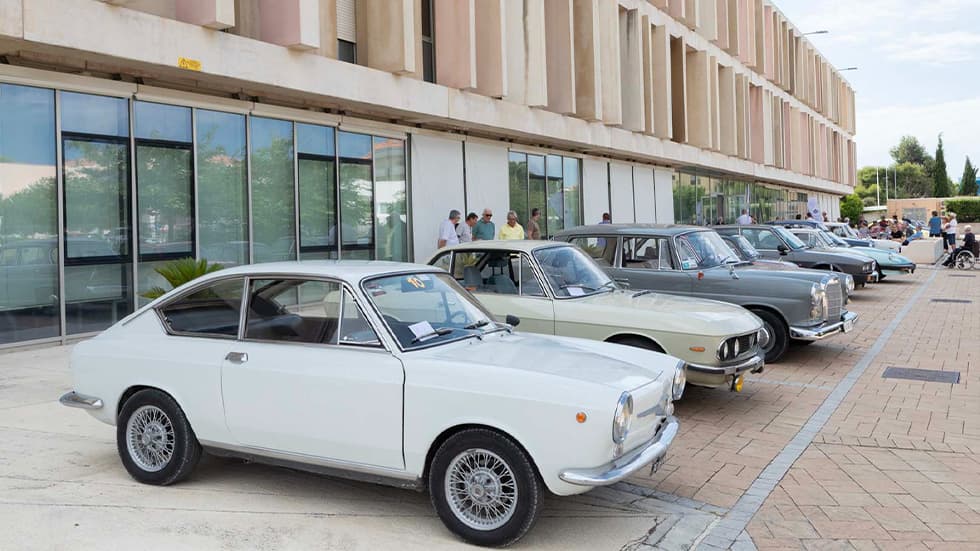 Ospiti dell'Istituto Santo Stefano a bordo di un'auto d'epoca del CAEM